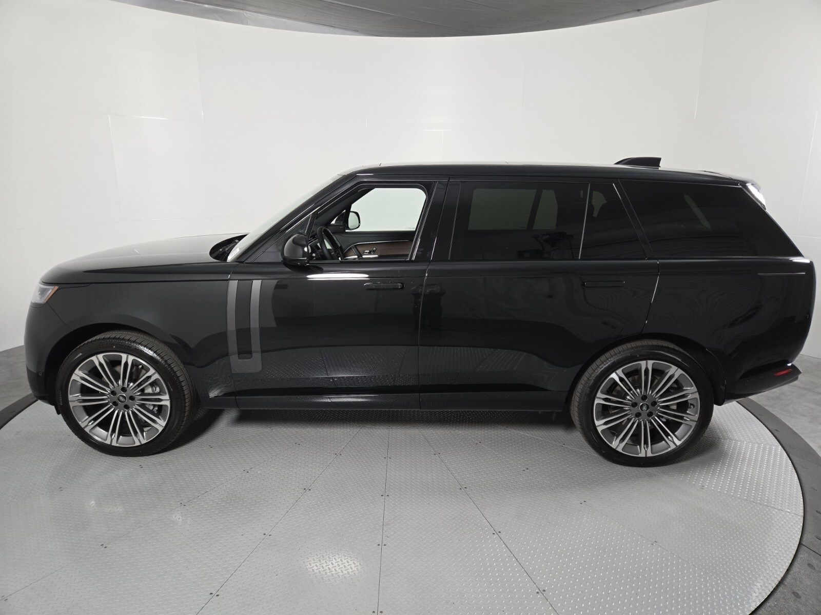 2025 Land Rover Range Rover SE photo 5