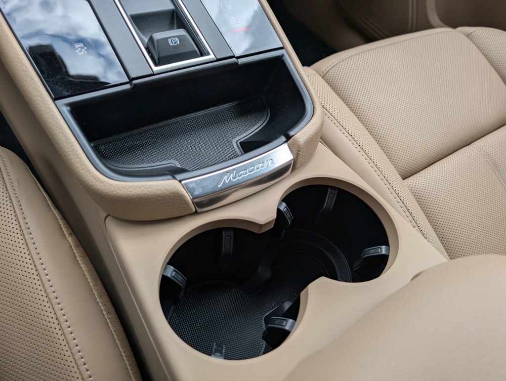 2025 Porsche Macan T photo 18