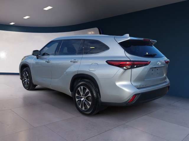 2022 Toyota Highlander XLE photo 3