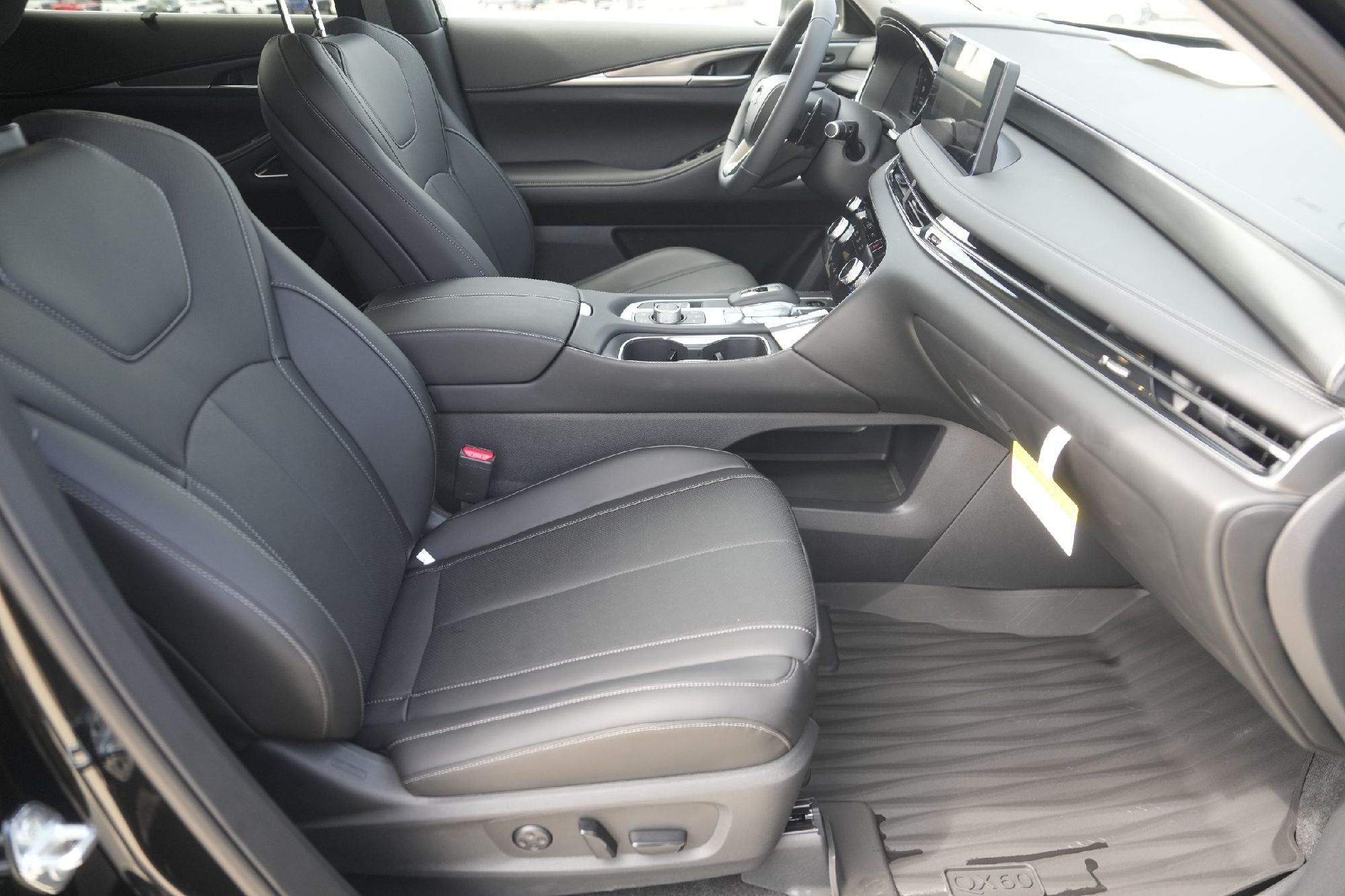 2026 Infiniti QX60 Luxe photo 14