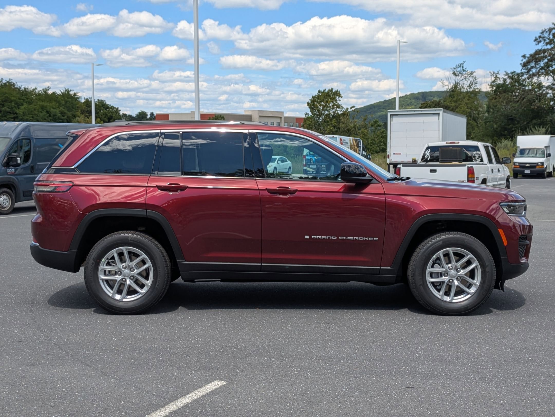 2025 Jeep Grand Cherokee Laredo X photo 2