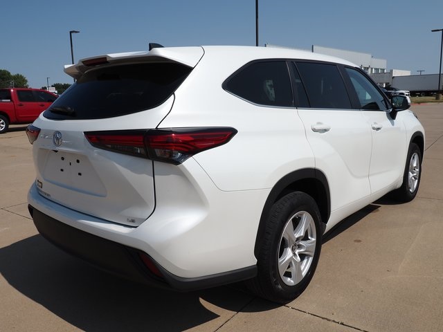 2023 Toyota Highlander LE photo 2