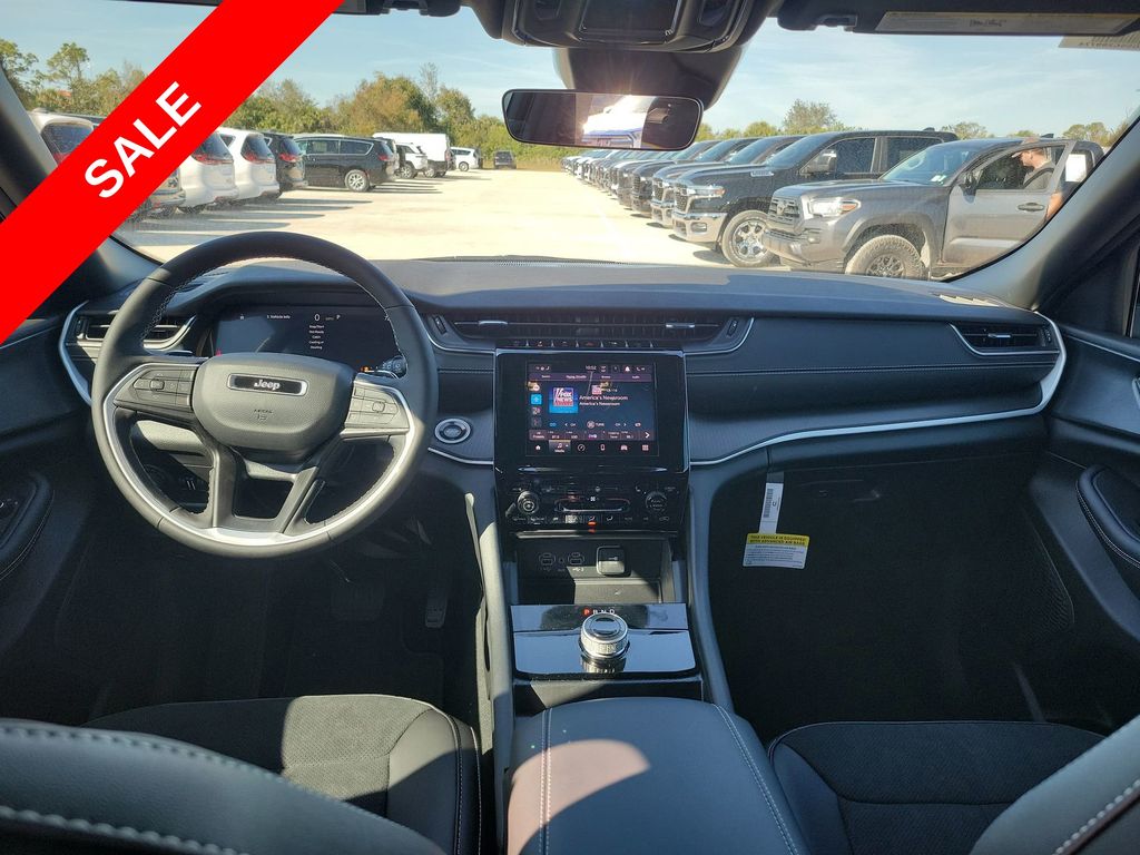 2025 Jeep Grand Cherokee Laredo Altitude photo 10