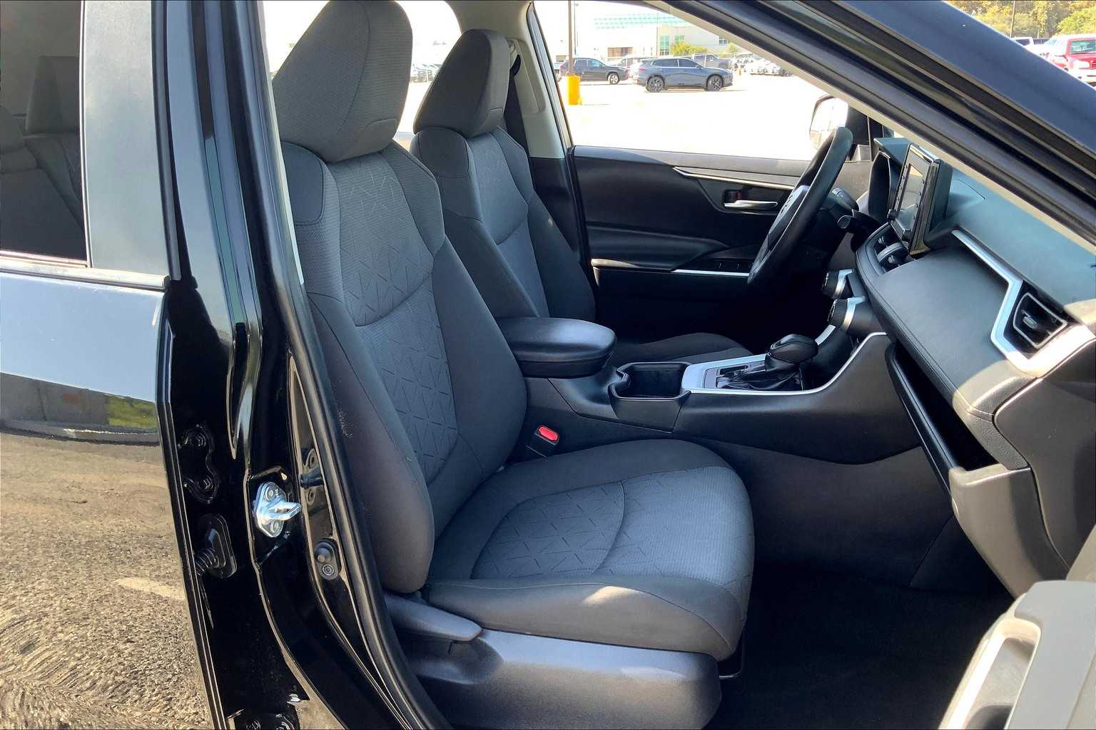 2022 Toyota RAV4 XLE photo 7