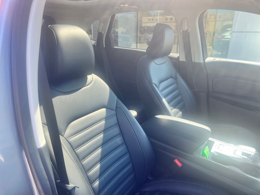 2022 Ford Edge SEL photo 26