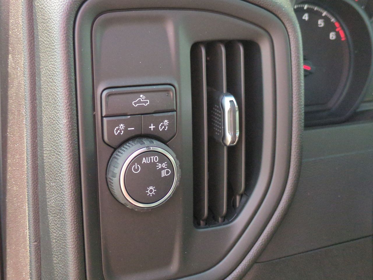 2025 Chevrolet Silverado 1500 Custom photo 32