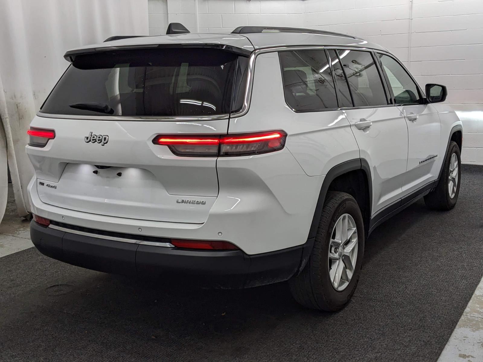 2023 Jeep Grand Cherokee Laredo photo 2