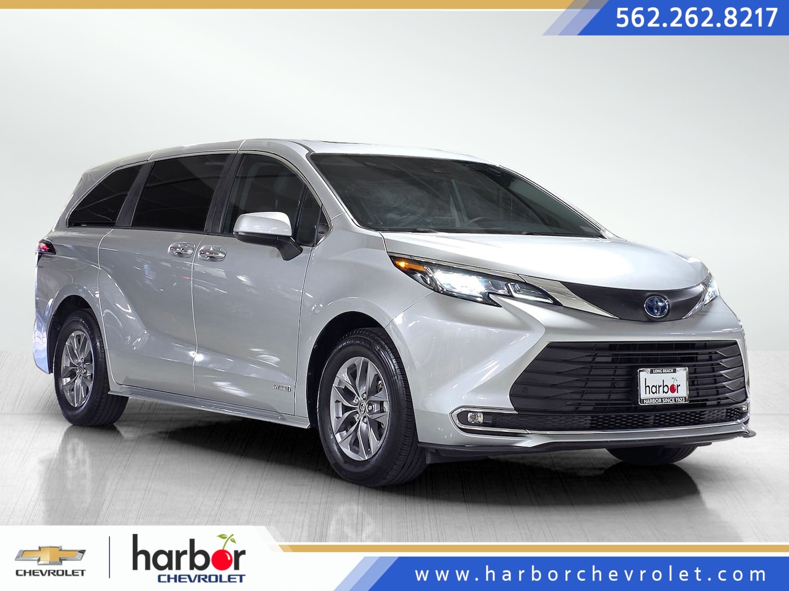 2021 Toyota Sienna XLE's photo