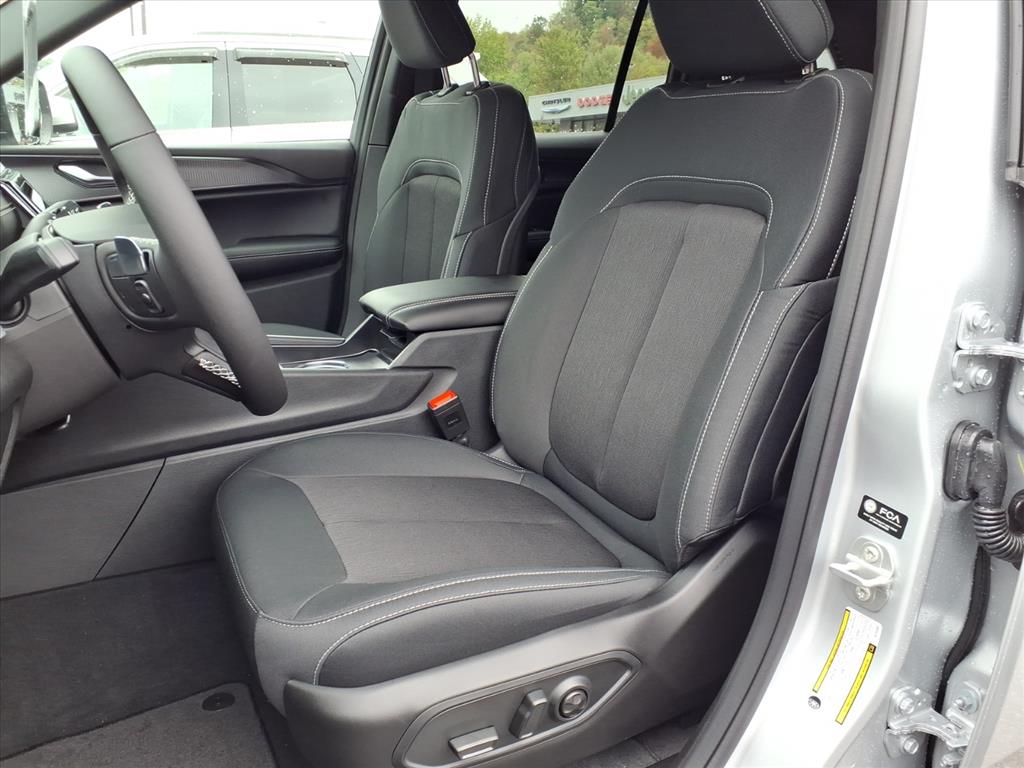 2025 Jeep Grand Cherokee Laredo X photo 4