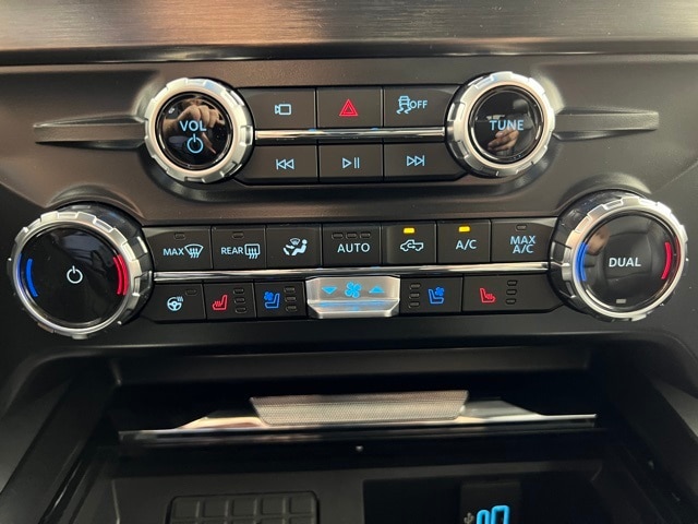 2025 Ford F-350 Lariat photo 18