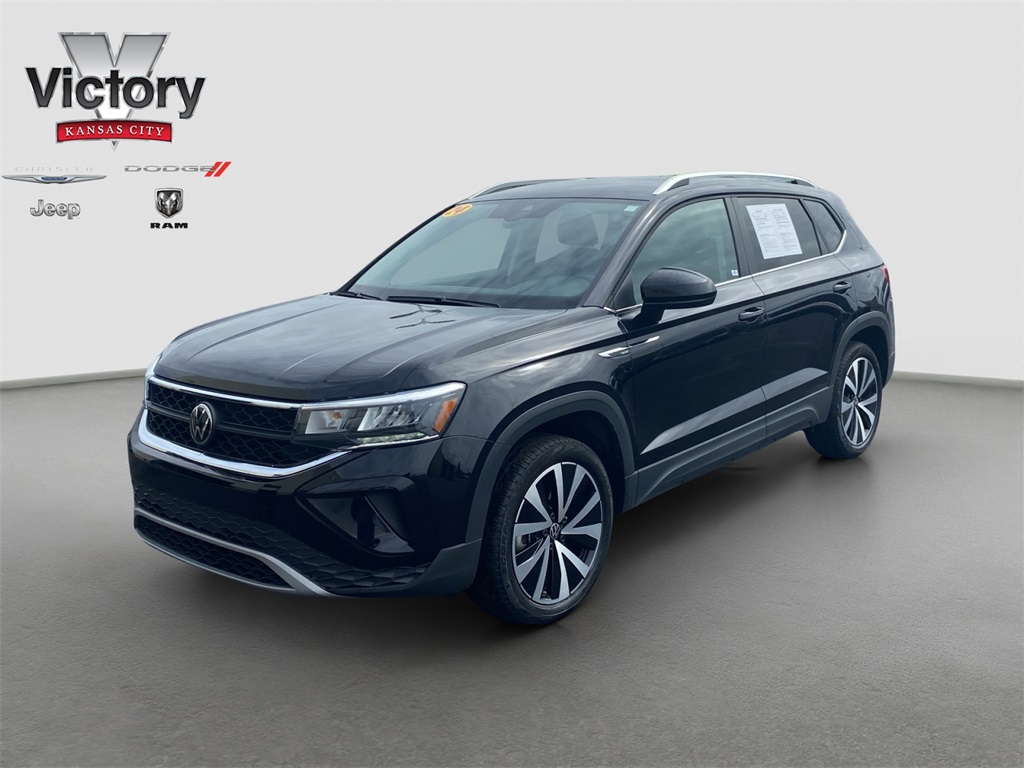 2024 Volkswagen Taos SE photo 3