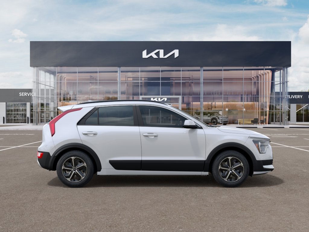 2025 Kia Niro LX photo 6