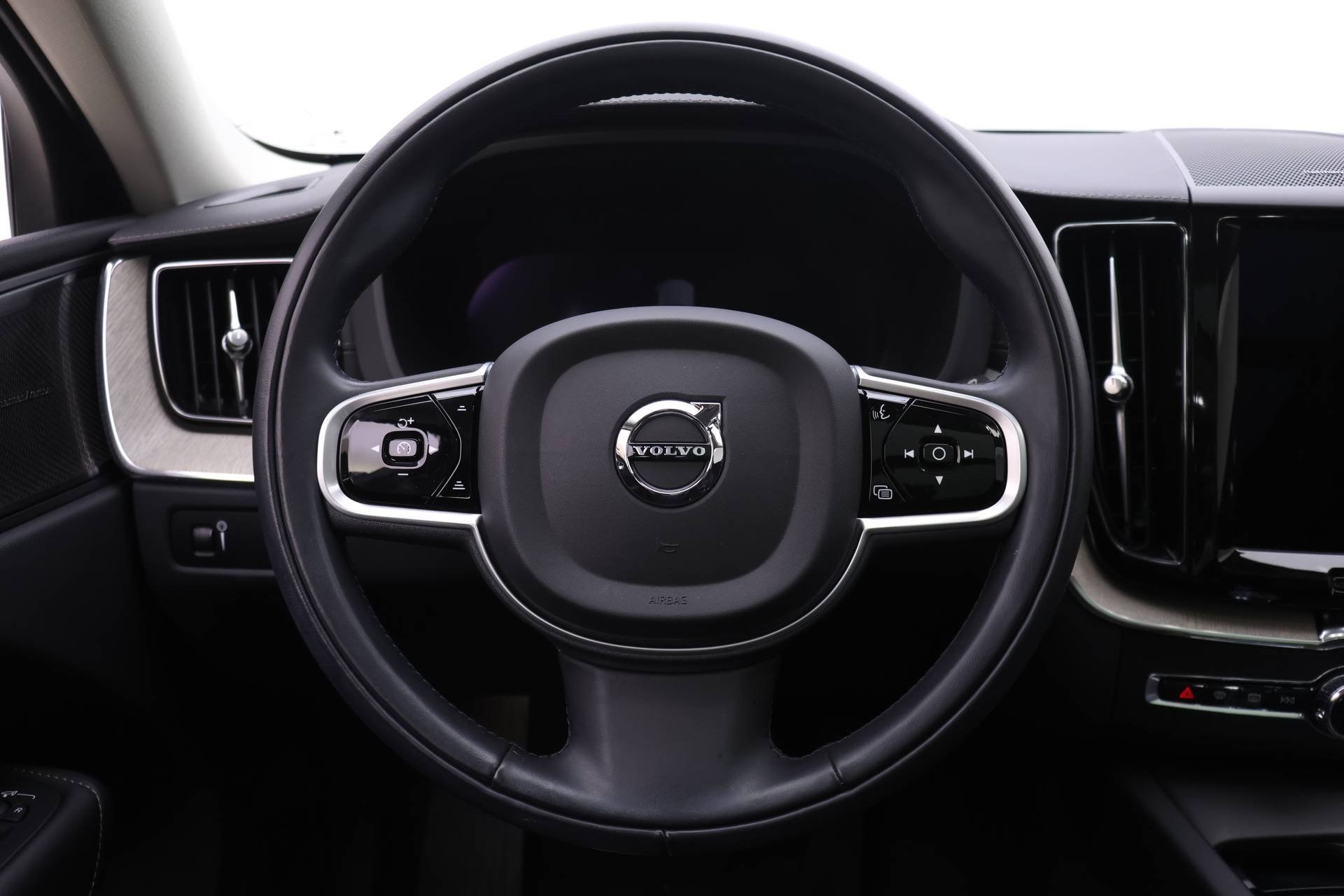 2022 Volvo XC60 B5 Inscription photo 19
