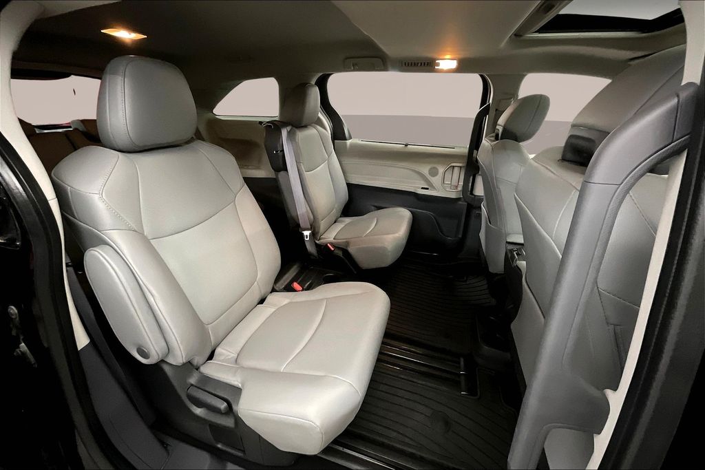 2022 Toyota Sienna XLE photo 25