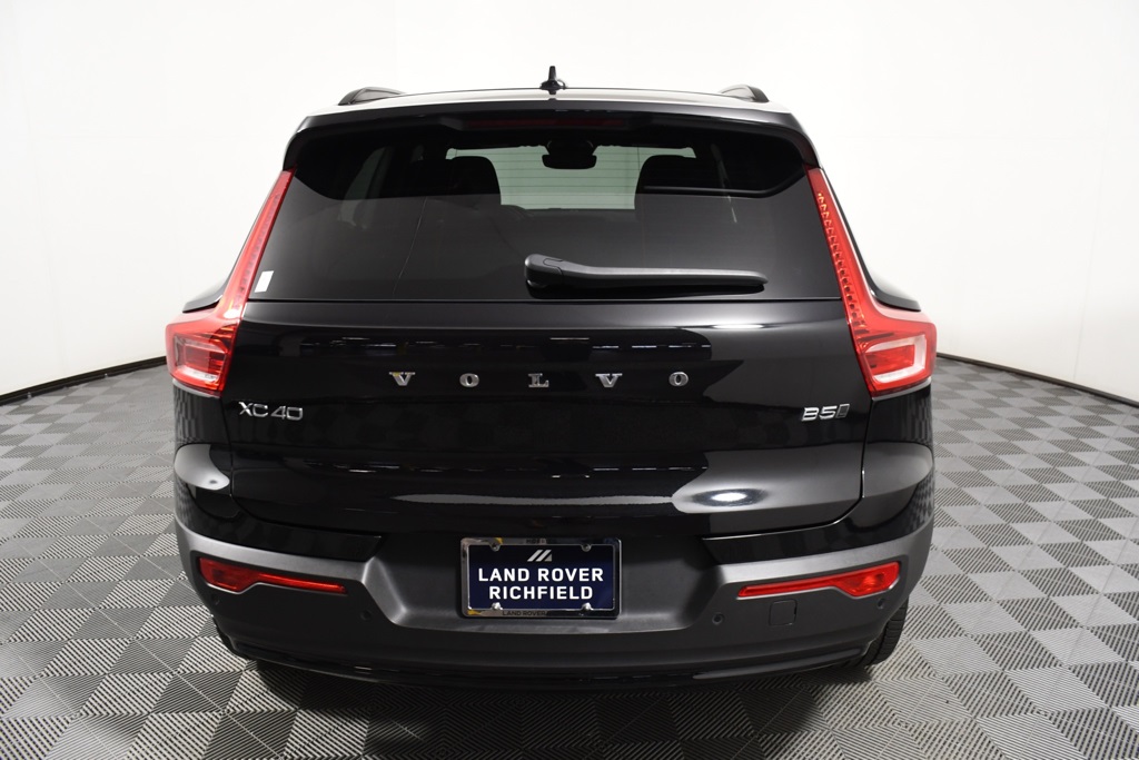 2025 Volvo XC40 Plus photo 3