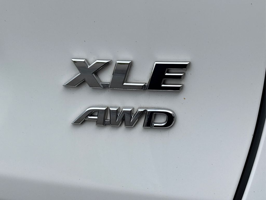2022 Toyota RAV4 XLE photo 12