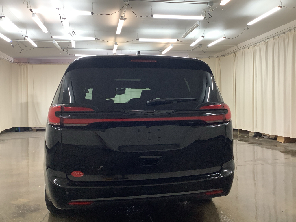 2026 Chrysler Pacifica photo 6
