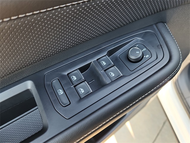 2025 Volkswagen Atlas Cross Sport SEL R-Line photo 10