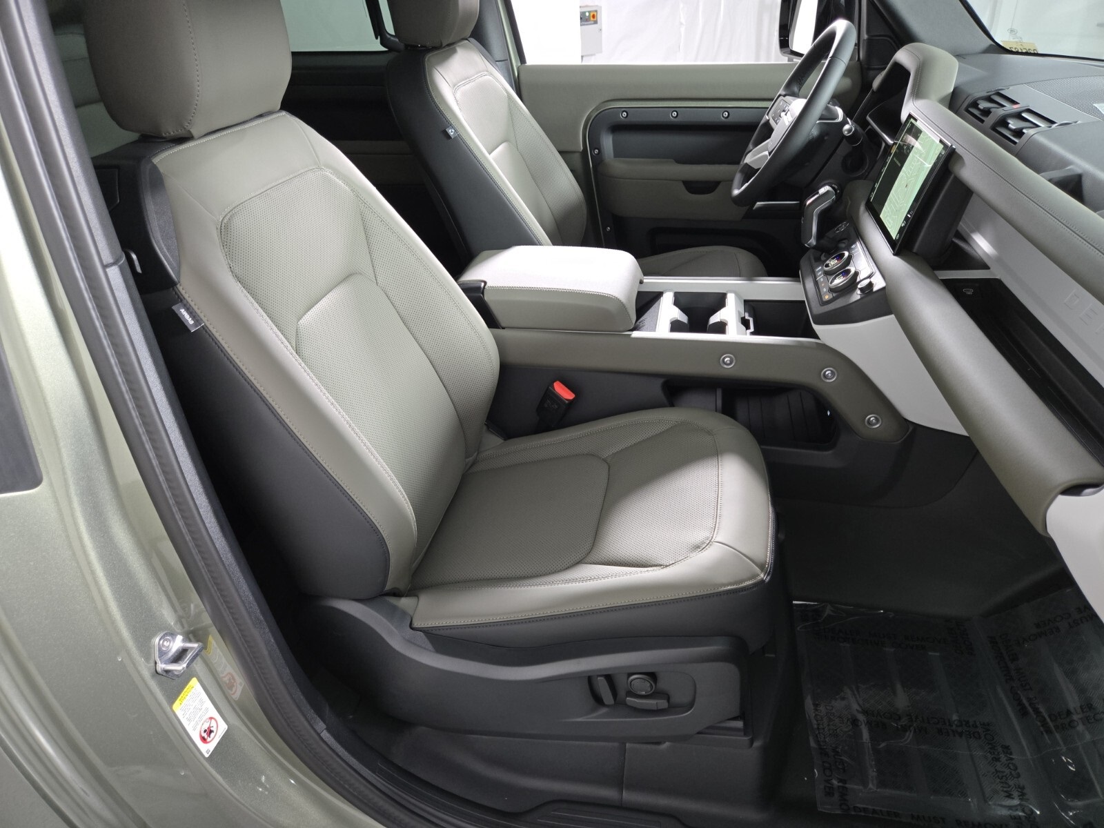 2025 Land Rover Defender X-Dynamic SE photo 3