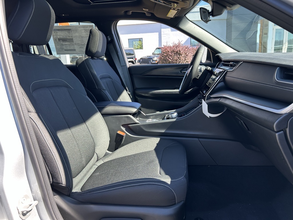 2025 Jeep Grand Cherokee Laredo X photo 28