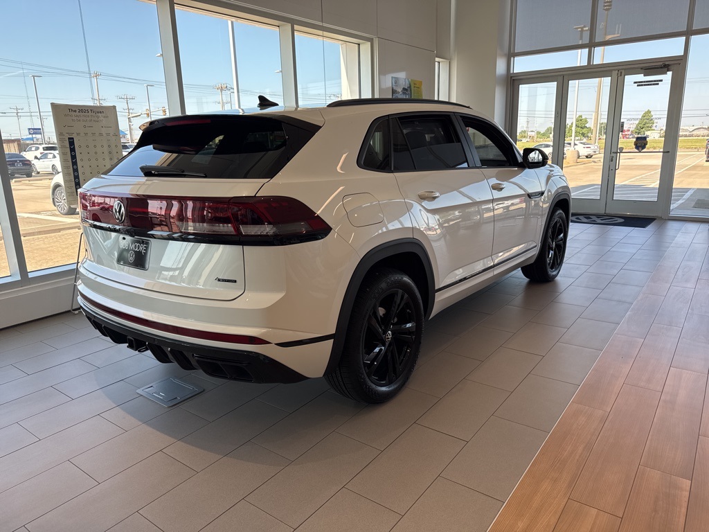 2026 Volkswagen Atlas Cross Sport SEL R-Line photo 3