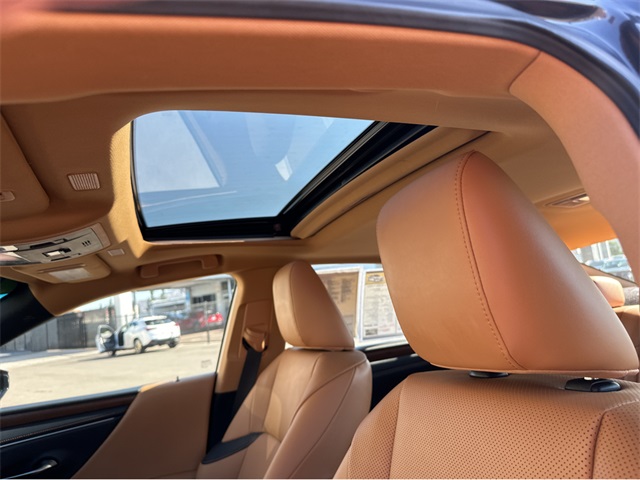2025 Lexus ES 300h Premium photo 32