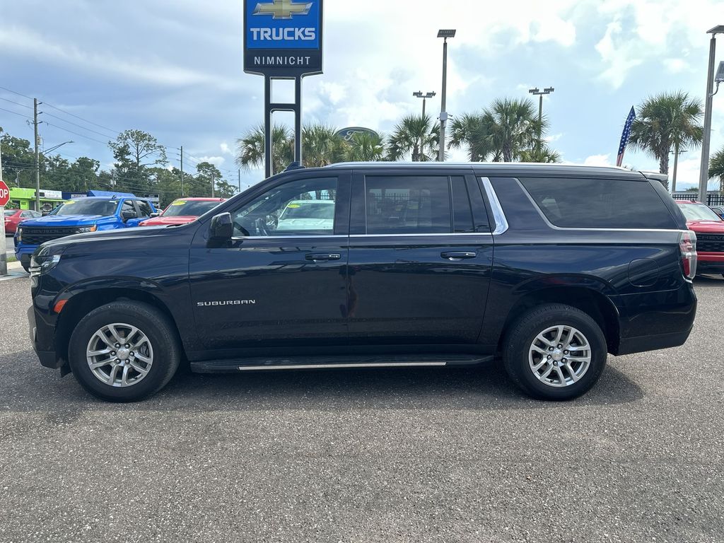 2023 Chevrolet Suburban LT photo 13
