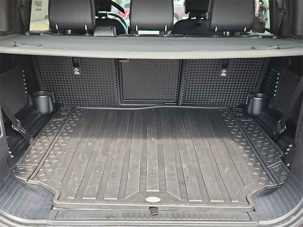 2025 Land Rover Defender 110 S photo 26