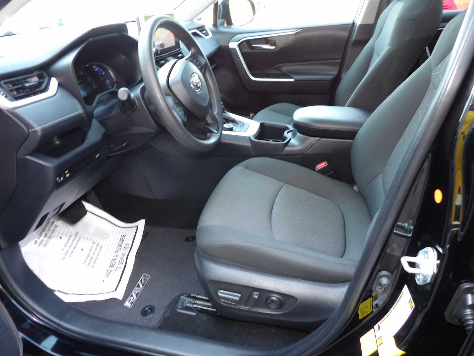 2024 Toyota RAV4 Hybrid XLE photo 9