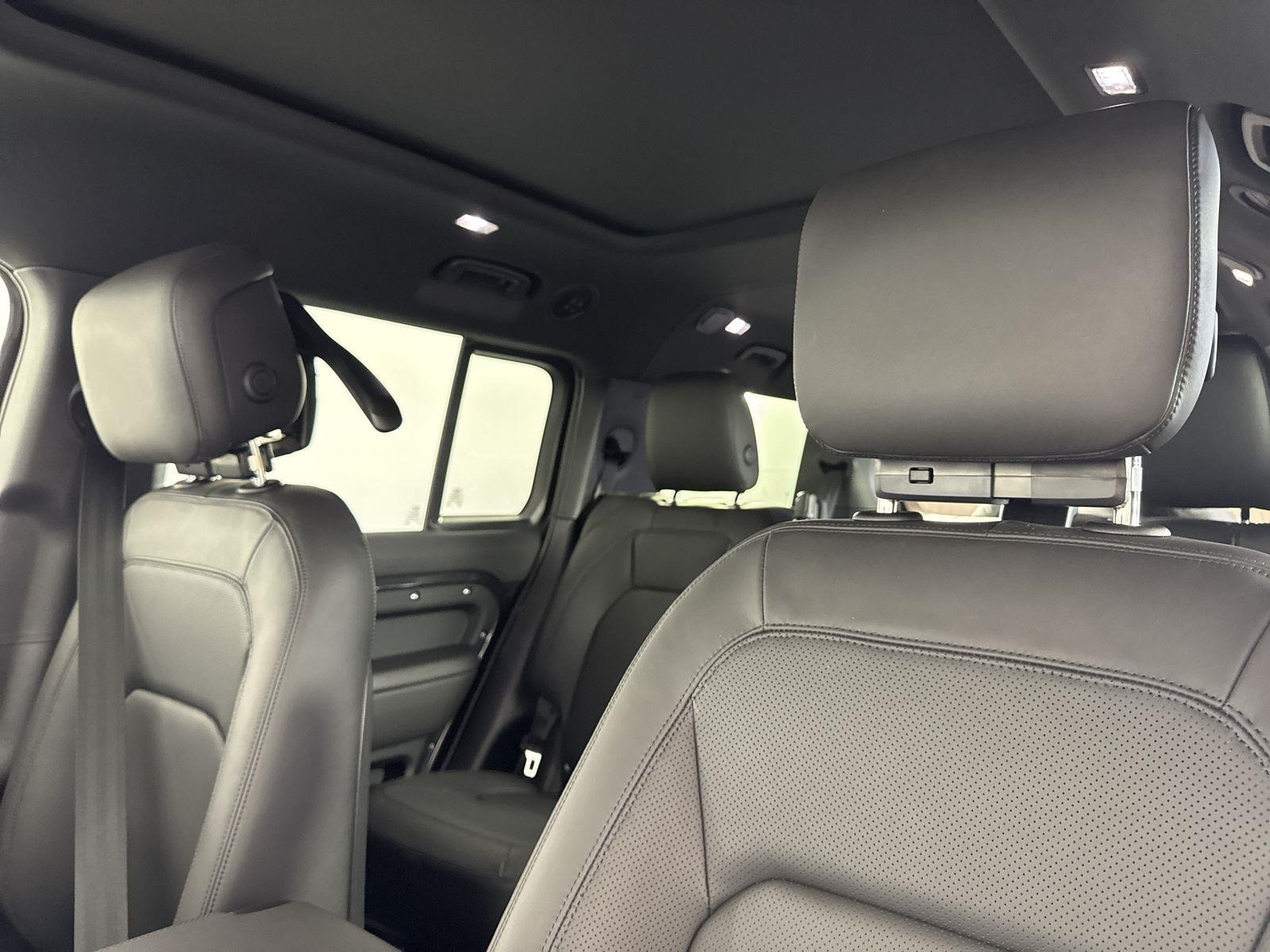 2025 Land Rover Defender 130 X-Dynamic SE photo 24