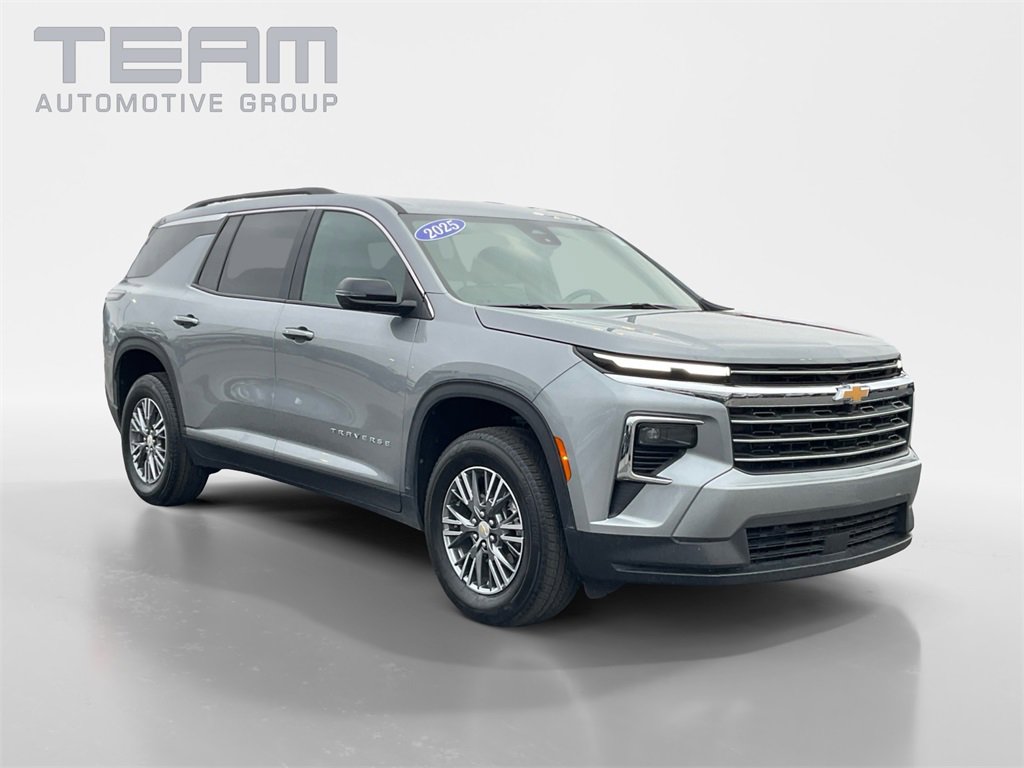 2025 Chevrolet Traverse LT's photo