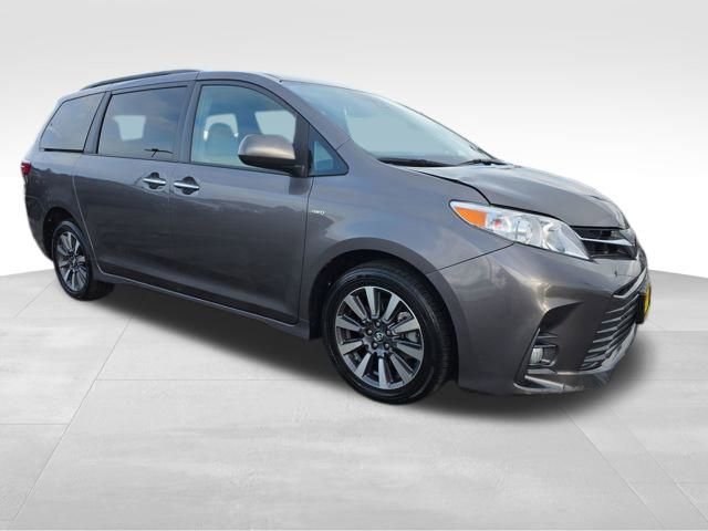 2018 Toyota Sienna XLE Premium's photo