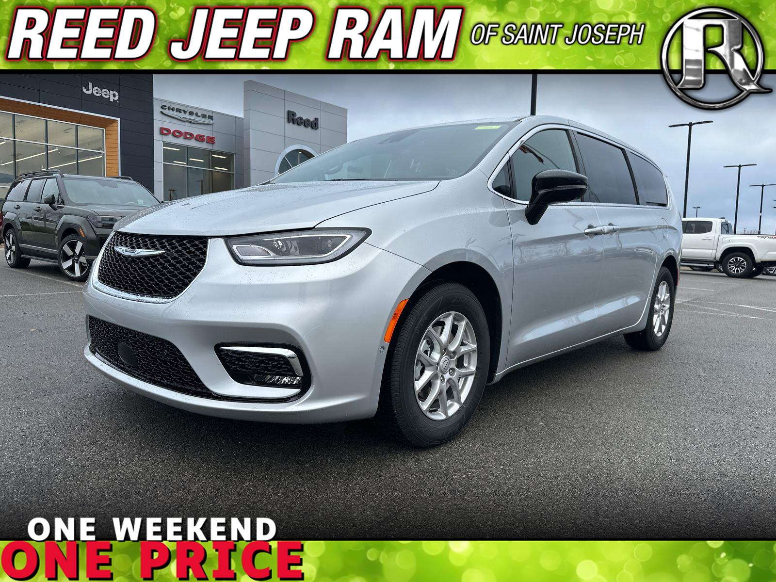 2026 Chrysler Pacifica Select's photo