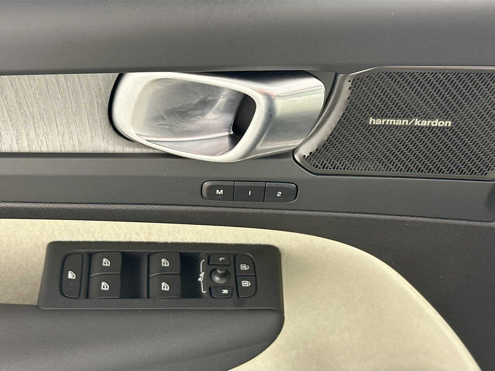 2025 Volvo XC40 AWD Plus photo 17