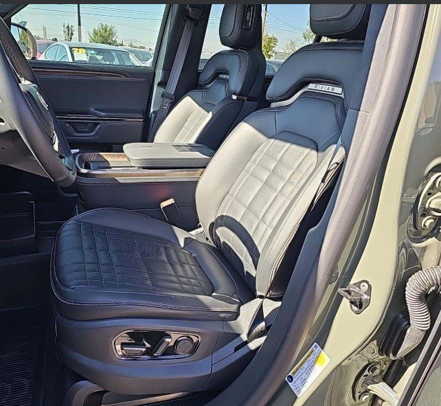 2026 Rivian R1S Premium photo 3