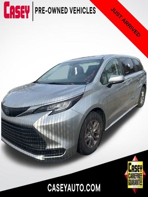 2023 Toyota Sienna LE's photo