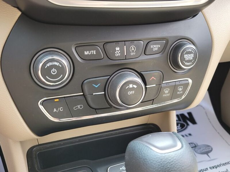 2019 Jeep Cherokee Latitude photo 16