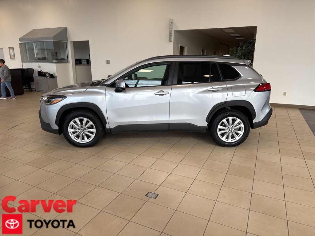 2022 Toyota Corolla Cross LE's photo