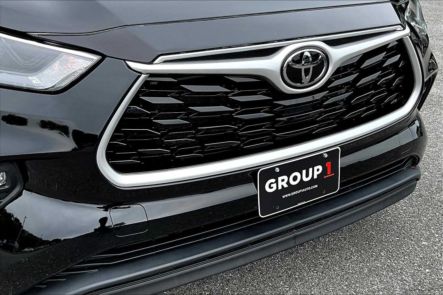 2022 Toyota Highlander LE photo 26
