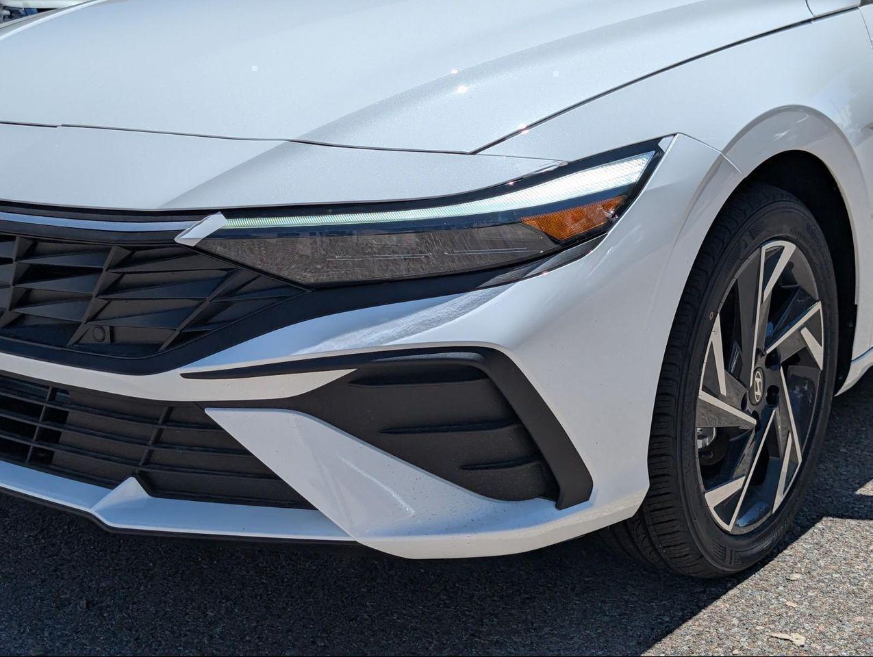 2025 Hyundai Elantra SEL Sport photo 2