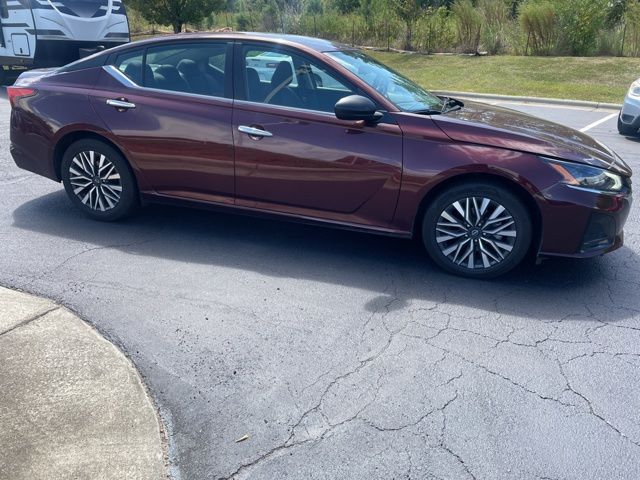2024 Nissan Altima 2.5 SV photo 2