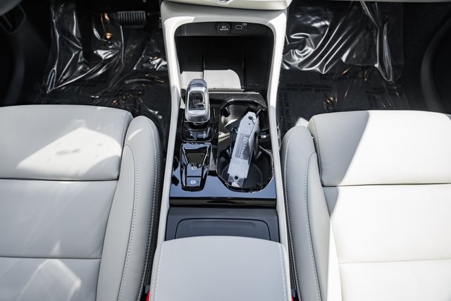 2025 Volvo XC40 Plus photo 25