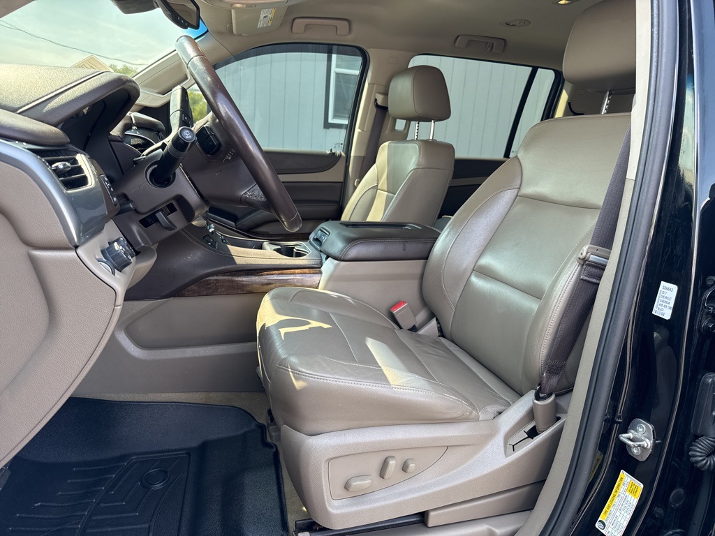 2017 Chevrolet Suburban LT photo 9