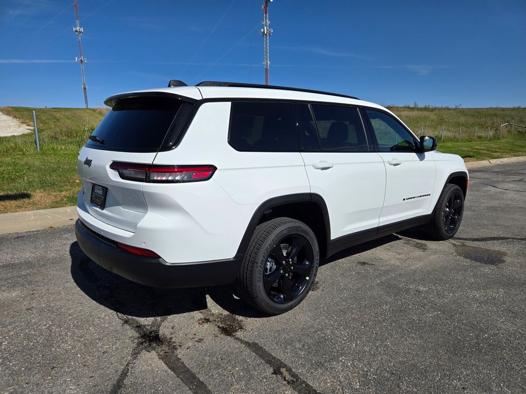 2025 Jeep Grand Cherokee Laredo Altitude photo 2