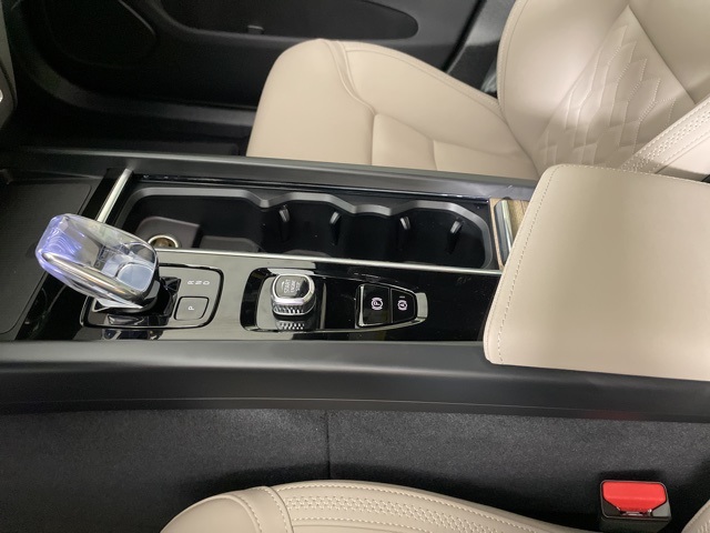 2026 Volvo XC60 Plus photo 33