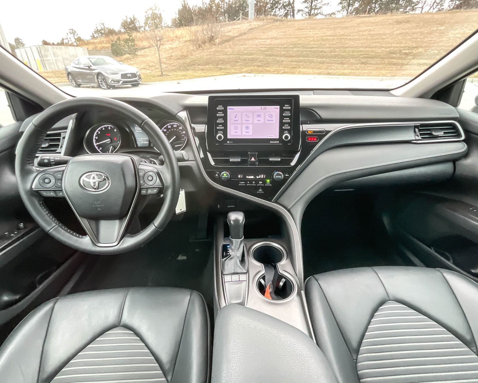 2022 Toyota Camry SE photo 13