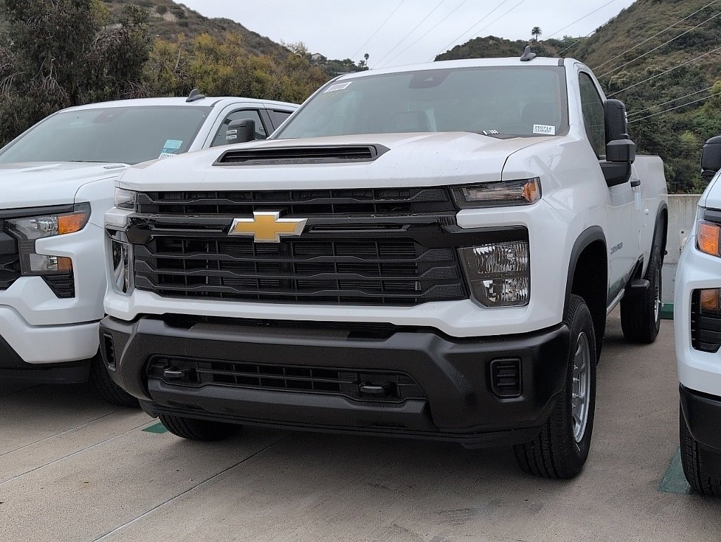 2025 Chevrolet Silverado 2500HD photo 2