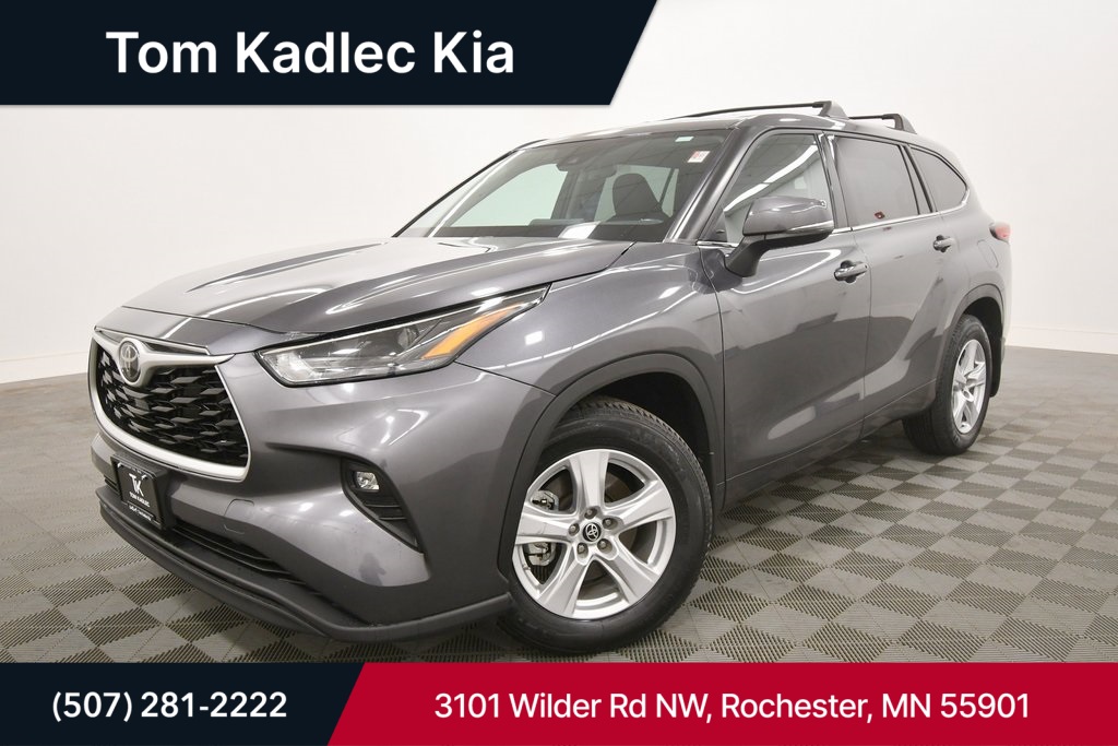 2022 Toyota Highlander LE's photo