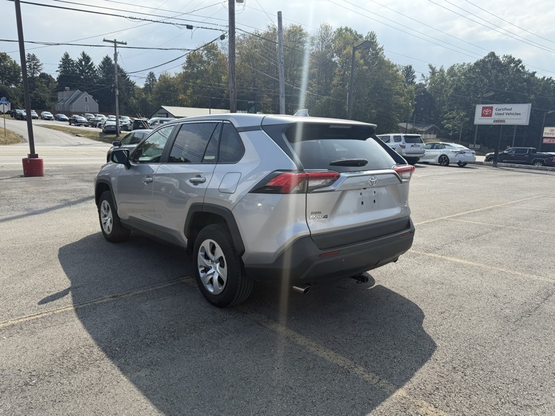 2022 Toyota RAV4 LE photo 7