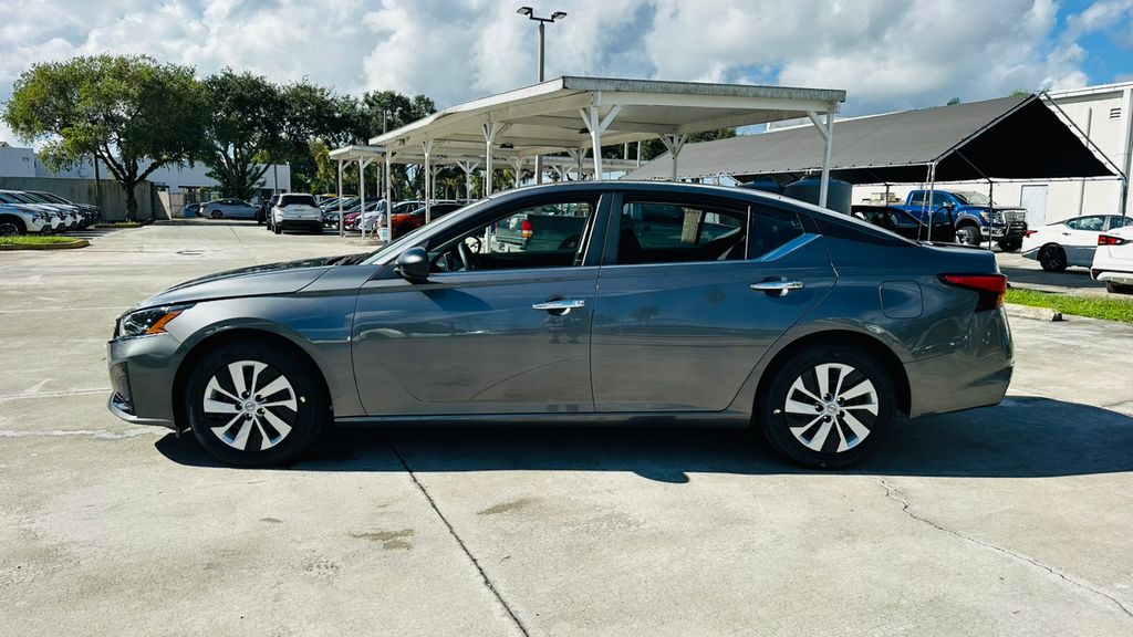 2025 Nissan Altima S photo 4
